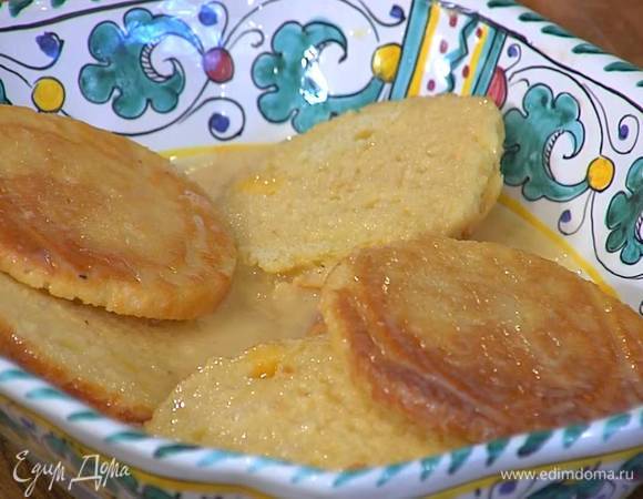 Бриоши нарезать вдоль ломтиками толщиной в сантиметр, залить яичной смесью и оставить на пару минут, чтобы сдоба полностью пропиталась.