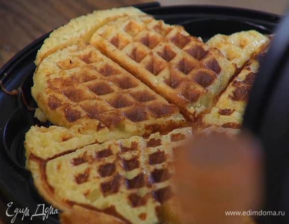 Разогреть вафельницу, смазать ее предварительно размягченным сливочным маслом, уложить ломтики бриоши плотно друг к другу и прожарить, так чтобы получился один пласт.