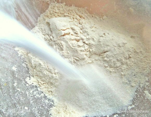 Соединить просеянную муку с мелким сахаром, ванилью, разрыхлителем (без горки) и солью.