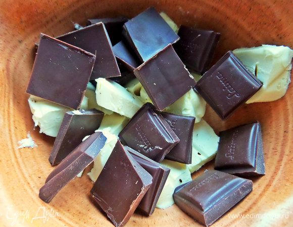 Растопить на водяной бане масло с шоколадом. Лучше шоколад 70%, но у меня 52% «Люкс» тоже хорошо.