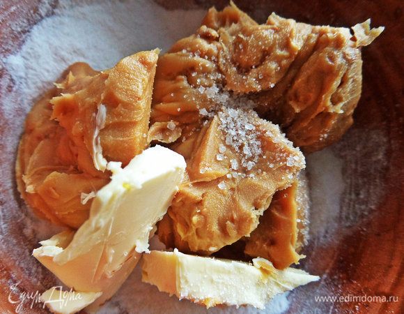 Для верха смешать мягкое масло, арахисовую пасту (у меня 4 ложки с горкой), пудру и ваниль.