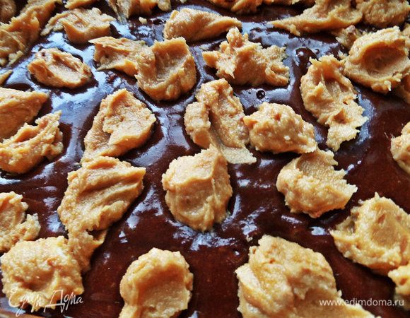 Нанести хаотично на тесто-основу кляксами.