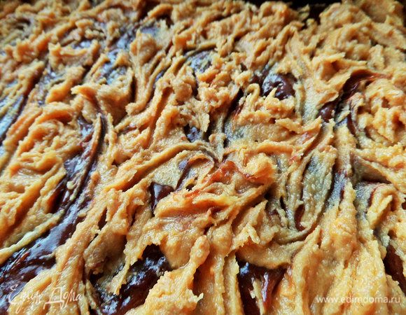 Шпажкой или кончиком острого ножа сделать разводы, как вам больше нравится.