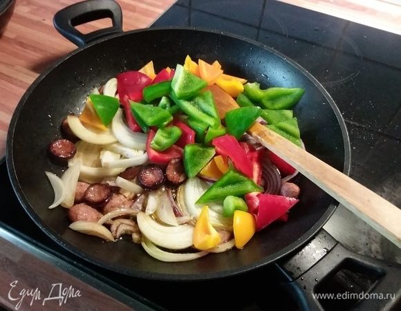 Добавить лук и перец и продолжать готовить, помешивая время от времени, пока лук не станет мягким, но не коричневым, около 4 минут. 