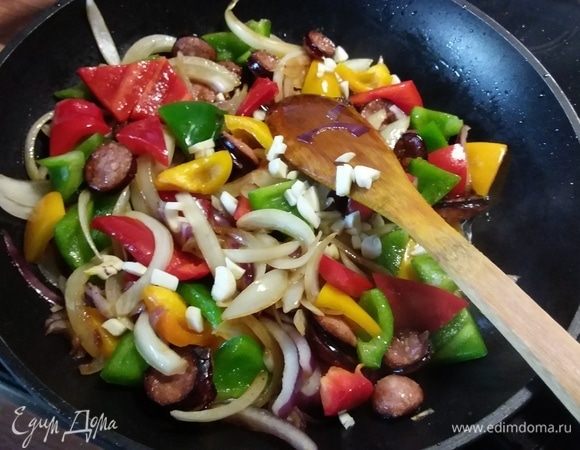 Добавить чеснок. Готовить 1 минуту. 