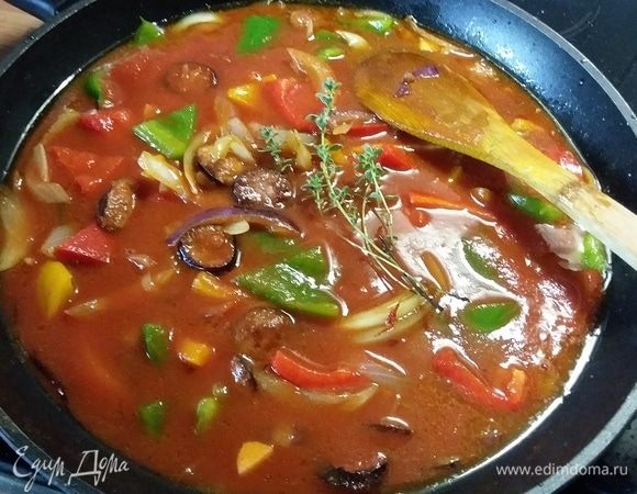 Затем положить лавровый лист, щепотку шафрана, паприку, помидоры пассата, влить белое вино. Я еще добавила веточку лимонного тимьяна. Тушить на медленном огне в течение приблизительно 20 минут, пока все ароматы хорошо не смешаются. 