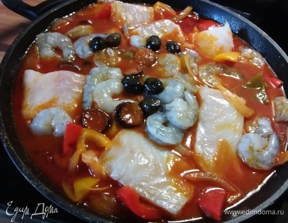 Увеличить огонь, довести до кипения, добавить маслины, креветки и рыбу, закрыть крышку и варить около 5-10 минут, периодически поливая все ингредиенты соусом. Посолить, поперчить и добавить сахар по вкусу. 