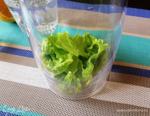 Листья салата (3-4 шт.) хорошо помоем, стряхнем влагу. Порвем на кусочки и сложим в бутыль для лимонадов или шейкер. Немного разомнем пестиком или толкушкой с солью. Буквально несколько кристалликов.