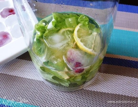 Вольем воду, лимонный сок, лимонные корочки, мятный сироп и лед (4-5 кубиков). Хорошо встряхнем и потрясем бутыль (шейкер).