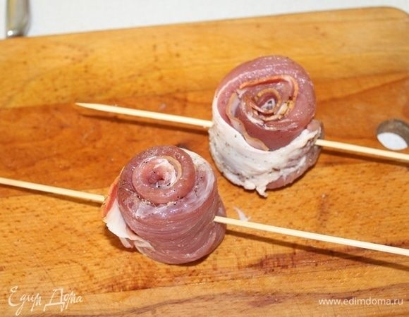 Рулетик проткнуть деревянной шпажкой.