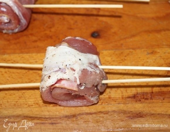 Мне показалось, что рулет толстоват, и я проткнула его двумя шпажками.