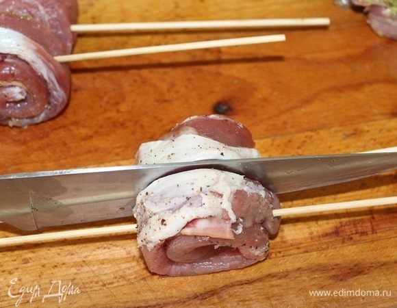 А затем разрезала на две половинки.