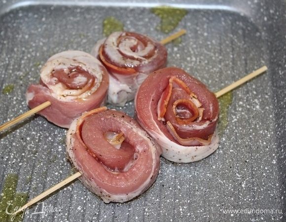 Слегка поджарить до румяной корочки. 