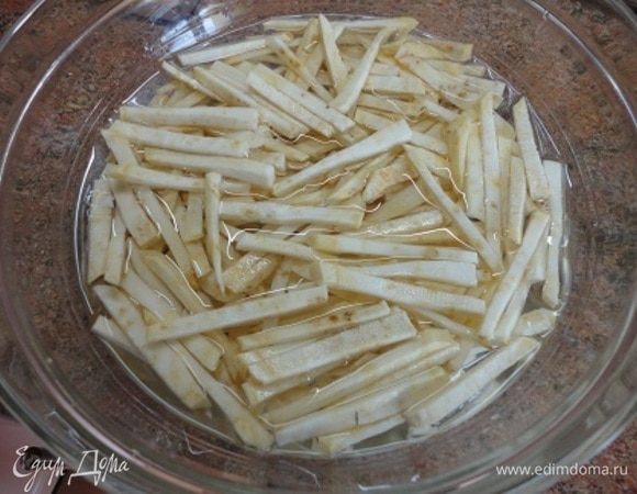 Корень сельдерея очистить и нарезать тонкими брусочками, залить холодной водой и оставить на 30 минут.
