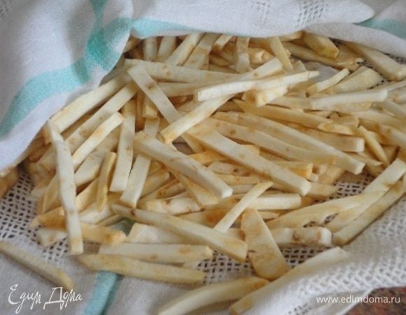 Слить воду и обсушить кухонным полотенцем.