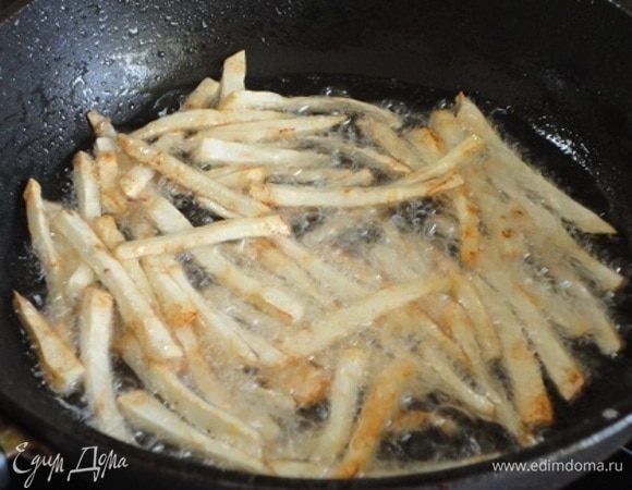 Растительное масло разогреть и обжарить в нем сельдерей частями до золотистого цвета. Готовый сельдерей посолить.