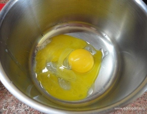 Для голландского соуса яичные желтки с лимонным соком поставить на водяную баню (горячую, но НЕ кипящую воду) и растирать деревянной или силиконовой лопаткой.