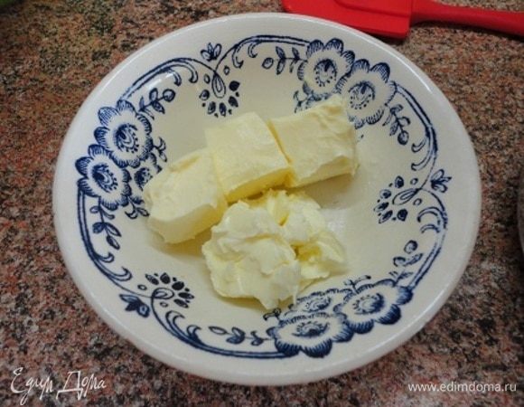 Сливочное масло комнатной температуры заранее разделить на 4 части. Как только яичная смесь подогреется, добавить один кусочек масла, продолжая растирать, пока масло не соединится с соусом. Только затем добавляете другой кусочек масла. И так использовать все масло. Соус практически готов, загустел. Теперь снимаем с водяной бани и добавляем сливки (комнатной температуры) и соль.