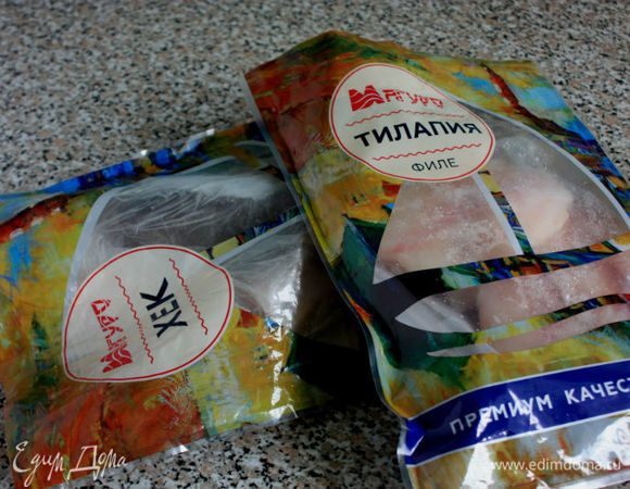 Рыбу разморозить, хека ТМ «Магуро» очистить от чешуи. Можно было обойтись только тилапией ТМ «Магуро», но мне хотелось показать прием с начинкой на куске покрупнее, поэтому взяла немного хека. Лучше все же выбирать стейки белой рыбы с кожей.