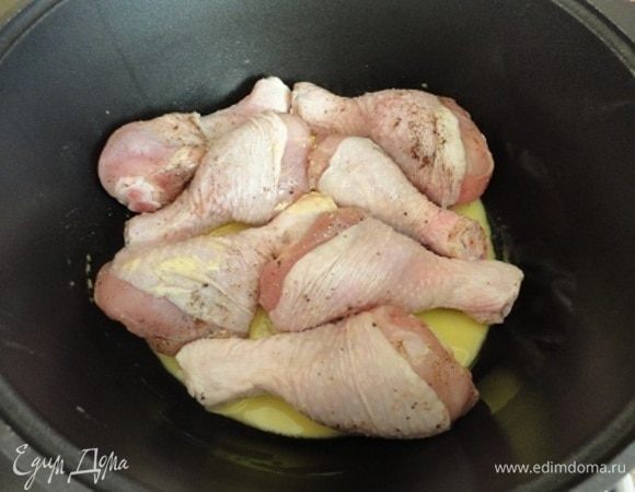 Масло растопить в глубокой сковороде или жаровне и положить туда голени, натертые солью и перцем. Духовку разогреть до 190°С и запекать голени 50 минут или пока они не подрумянятся и не станут мягкими. Периодически поливайте мясо выделившимся соком или переворачивайте. Готовые голени выложите на теплое блюдо и постарайтесь не дать им остыть, пока готовится соус.