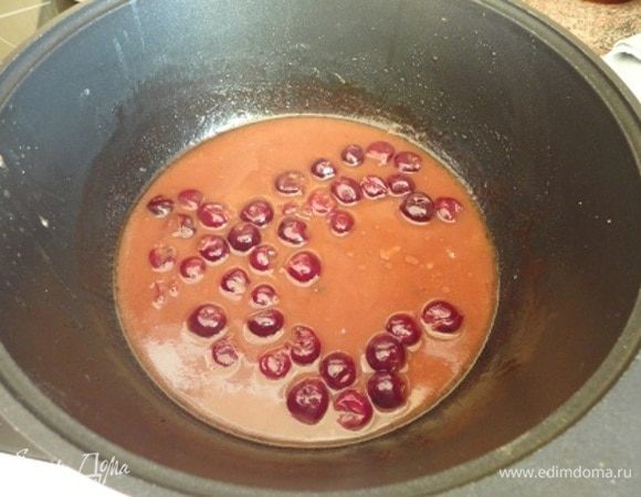 Жаровню с оставшимся соком поставить на слабый огонь и влить вино с вишней и потомить 5 минут. Крахмал развести в воде и влить в соус. Если соус кажется жидковатым, можно поварить еще какое-то время. Добавить сливочное масло.