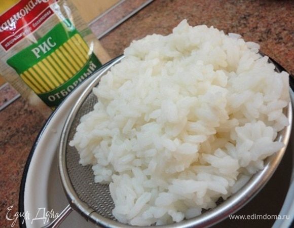Рис Отборный ТМ «Отборный» отварить в то время, пока готовятся голени.