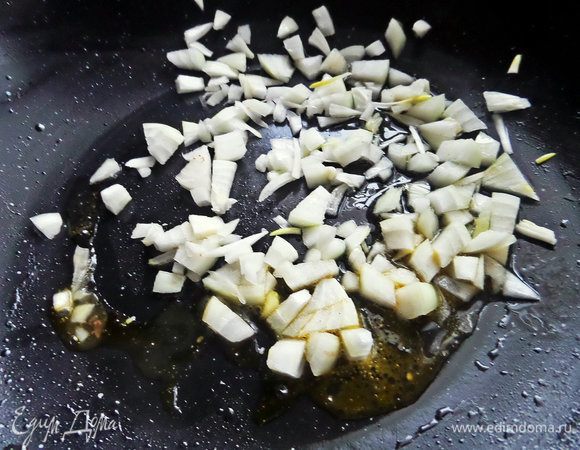 Обжарить в смеси масел. Я жарила и готовила само блюдо в воке.