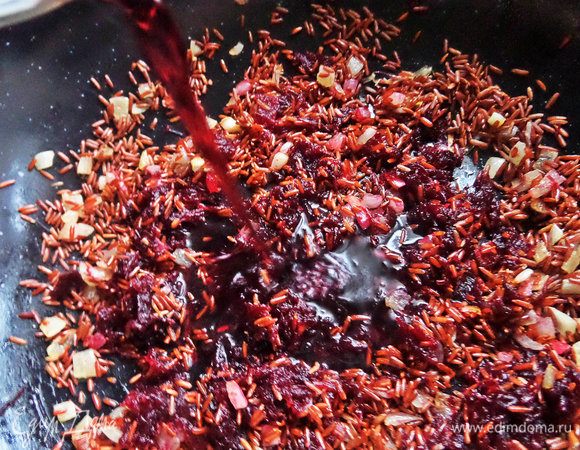 Влить вино.