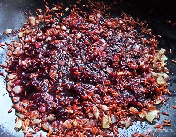 Держать на огне до выпаривания.