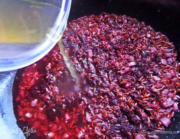 Вливать бульон партиями. У меня взяло 0,5 л бульона точно, так как в воке жидкость быстро испаряется, а рис еще не проготовится. Т.е. у меня жидкости ушло больше, чем указывает на пачке производитель риса.