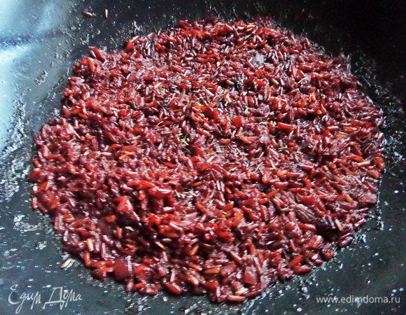 Добавить тимьян и соль. Томить до готовности риса. Это займет 35 минут.