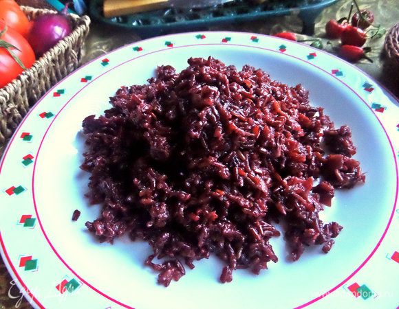 Высыпать готовый рис горкой на общее блюдо.