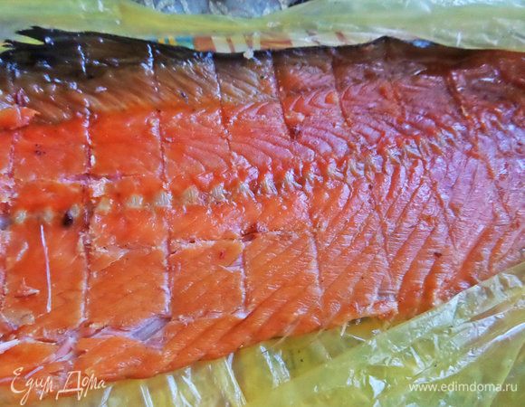 Еще я от себя решила добавить рыбку. С копченого хребта лосося снять пластинки рыбки.