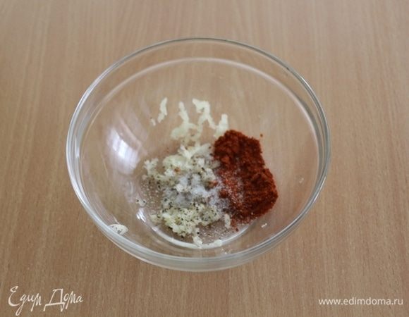 Для маринада измельчить чеснок, всыпать паприку, черный перец.