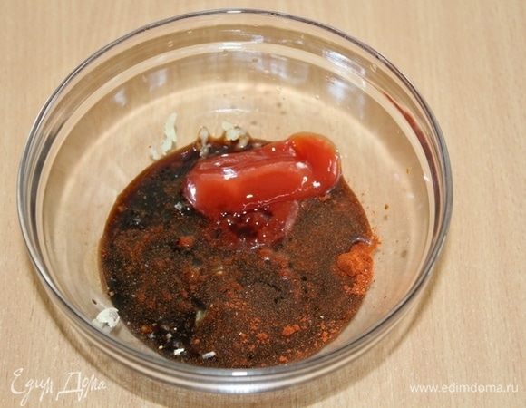 Добавить кетчуп, соевый соус, половину меда, перемешать.