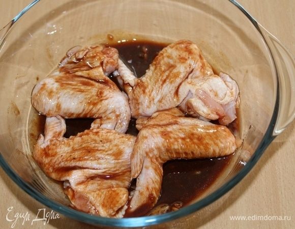Замариновать крылья на 1 час.