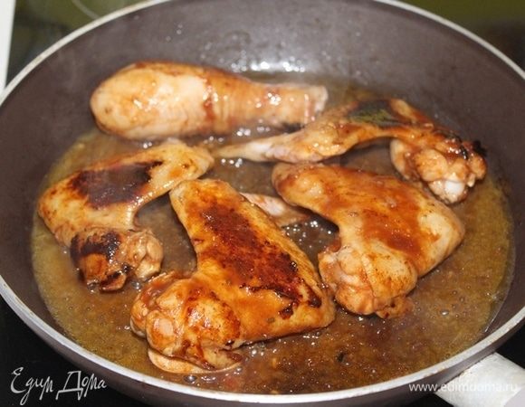 На растительном масле обжарить крылья до золотистого цвета, добавить оставшийся маринад и апельсиновую заправку. Тушить крылья под крышкой 15-20 минут, пока жидкость не выпариться и соус не загустеет.