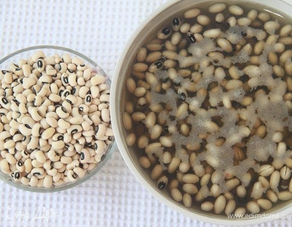 Фасоль «черный глаз» замочить в холодной кипяченой воде с содой (1 ч. л. на 2 л) на 12 часов. Затем фасоль промыть, отварить до готовности, не допуская разваривания фасоли (у меня заняло 30 минут, хотя в рецепте указано про отваривание в течение 1-1,5 ч.).