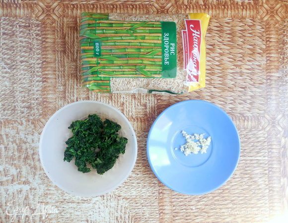 Пока основы выпекаются, подготовим начинку. Шпинат разморозить и отжать. Чеснок мелко порубить.