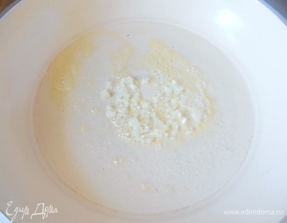 На слабом огне в сковороде растопить сливочное масло, добавить чеснок и готовить 1 мин.