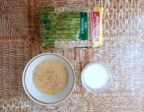 Температуру в духовке снизить до 180°С. Яйца смешать с молоком, приправить солью и перцем и слегка взбить вилкой. Адыгейский сыр раскрошить. 