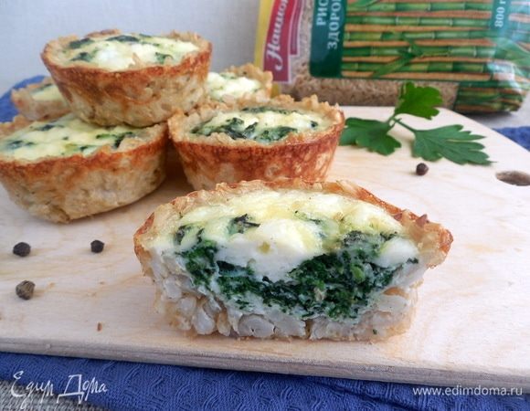 Готовым кишам дать остыть 15 минут в формах, затем провести столовым ножом вдоль стенок формы и аккуратно поддеть и вынуть (из силиконовых форм доставать  будет удобнее, формы нужно просто вывернуть). Рисовые мини-киши готовы! Приятного аппетита! 