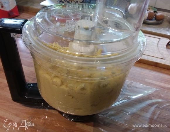 Для теста: смешать в блендере муку, масло комнатной температуры, оба вида сахара, щепотку соли, яйцо и разрыхлитель. Замесить тесто, обернуть в пленку и поместить в холодильник минимум на 30 минут. 