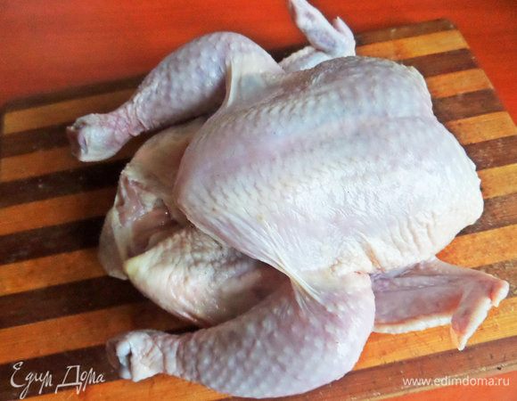 Промокнуть молодую курочку весом примерно 1 кг. Тут, как видите, она практически без подкожного жира.