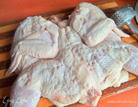 Отбить по суставам молоточком, чтобы при жарке не поднималась кверху.