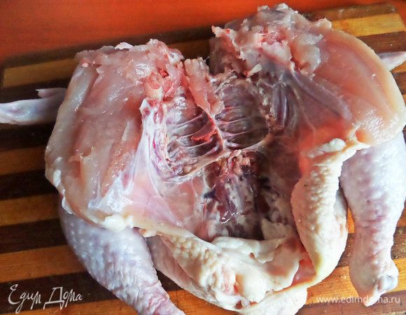 Раскрыть курочку, разрезав вдоль грудки. Удалить лишний жир, если имеется.