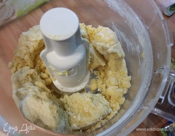 Для штрейзеля: масло холодное соединить с мукой, сахаром. Так же как для теста я использовала для приготовления штрейзеля блендер. Поставить штрейзель в холодильник до востребования.