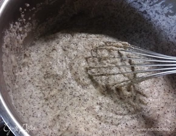 Для начинки смешать молоко с сахаром, щепоткой соли, маслом и миндальной эссенцией, довести до кипения. Тонкой «струйкой» ввести манку, вымешивая, чтобы не было комочков. Вмешать мак. Я использовала готовую маковую смесь для выпечки. Дать начинке немного остыть. 