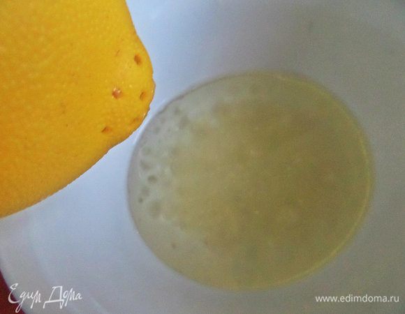 В пиале смешать растительное масло (ложку) и лимонный сок.