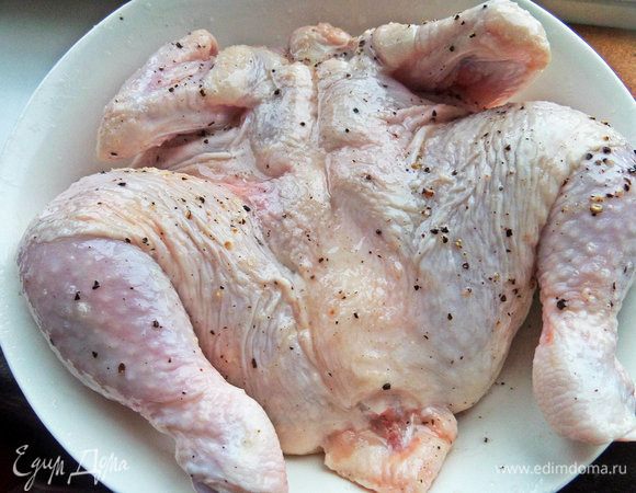 Облить смесью курочку, обсыпать солью, перцем. Убрать в холодильник на пару часов или на ночь.
